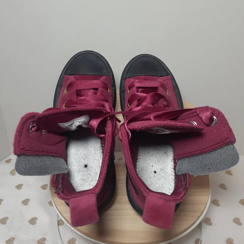 🔥3/$70 🎉S-HP🎉 Converse Girls Hi-Top Sneakers